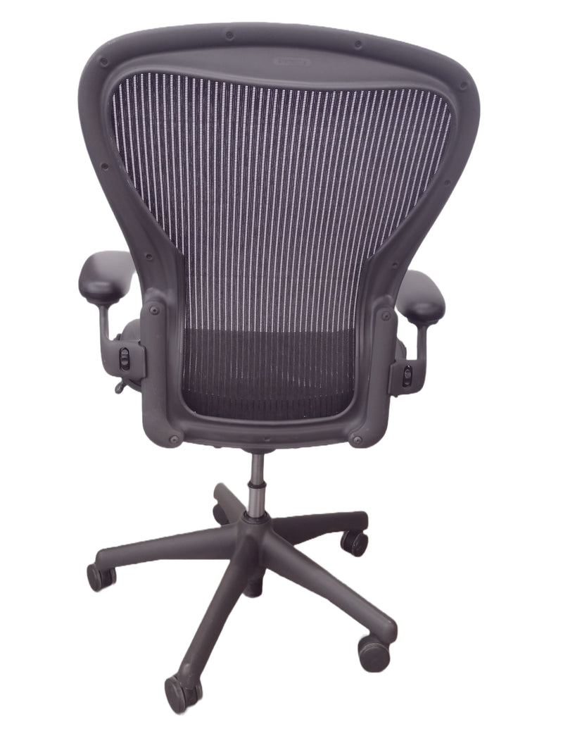 Pre-Owned Herman Miller Aeron Swivel Chair Size C - Black