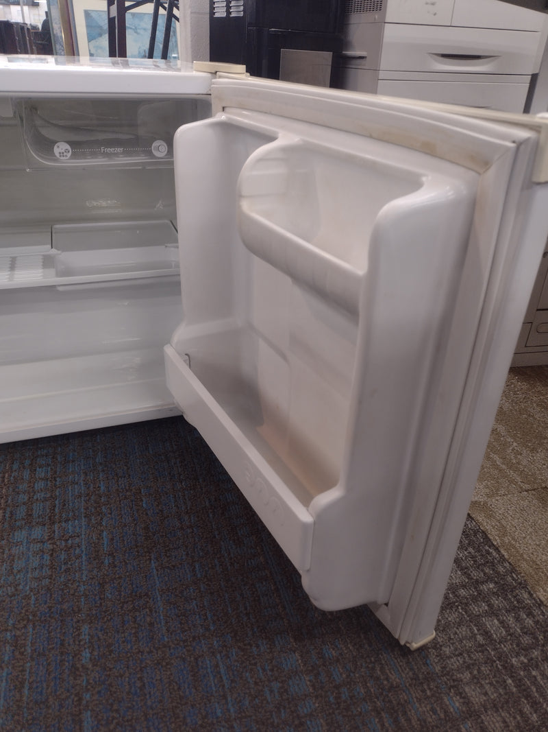 Goldstar GR-051SF Minibar Refrigerator 115 V 60 Hz 0.84 A
