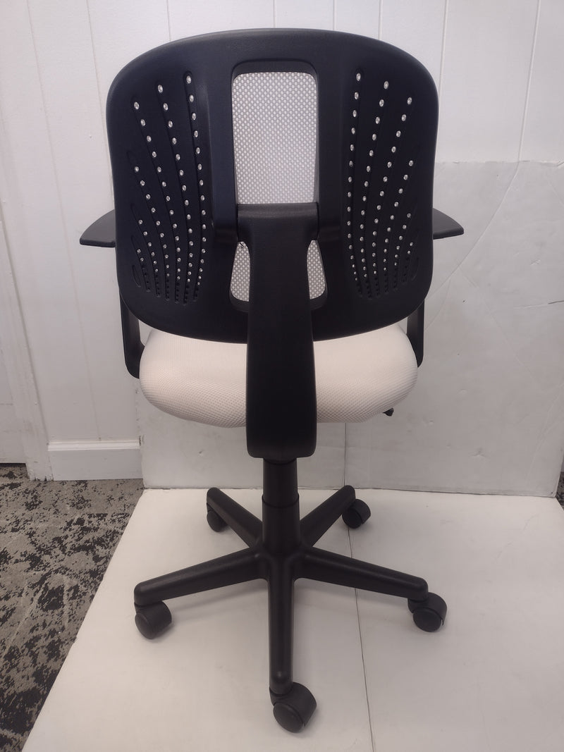 NEW - Flash Furniture Mid-Back White Mesh Swivel Task Office Chair